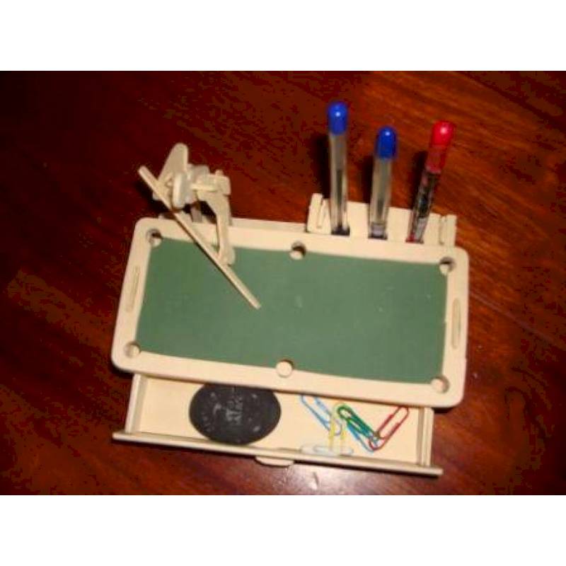 S013 Подставка  для ручек 'Бильярдист'